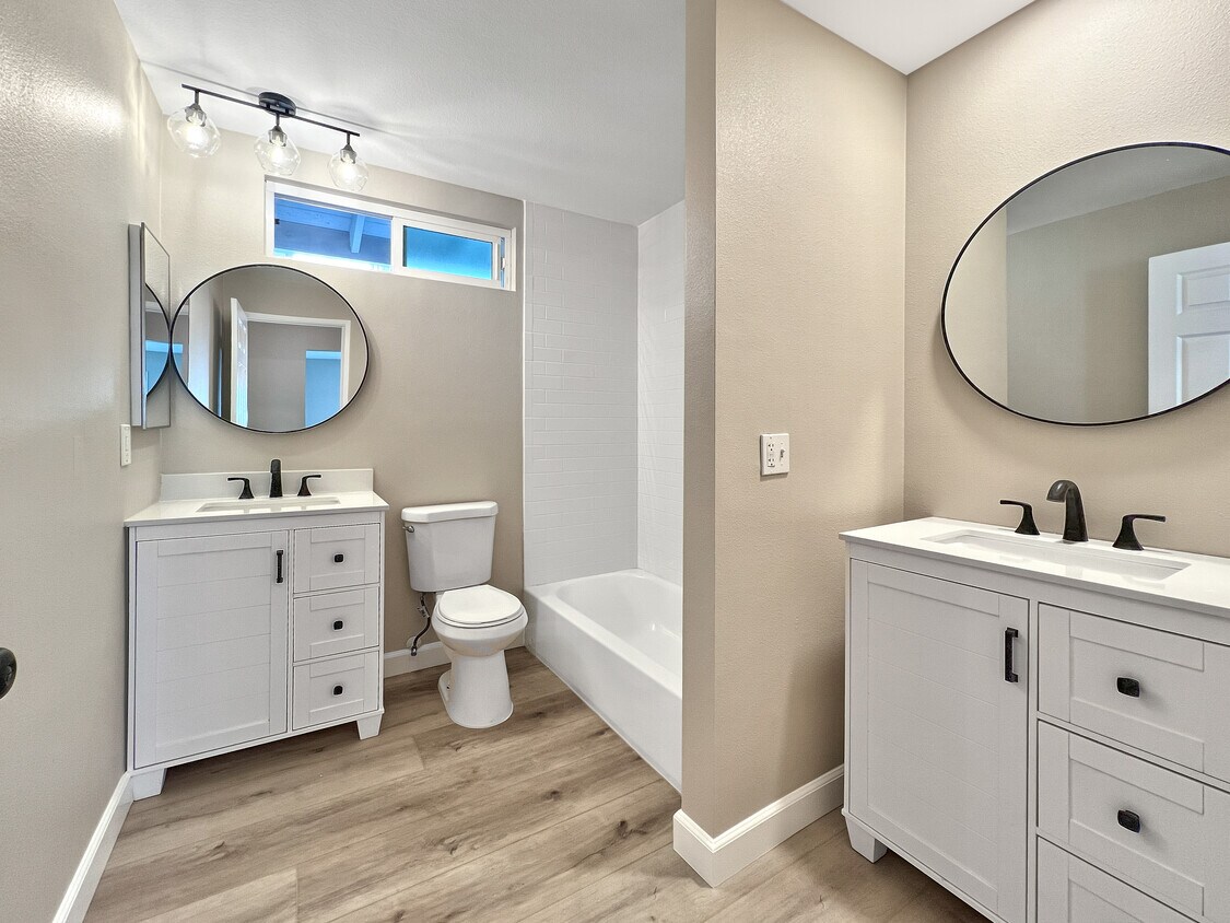 Remodeled Bathroom with 2 vanities - 16941 Sims Ln