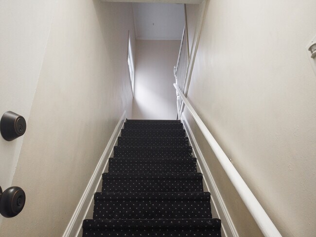 Building Photo - 376 Delano Pl