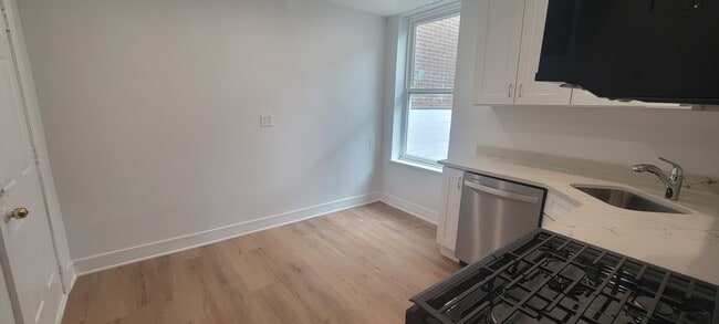 Building Photo - 3207 N Wilton Ave
