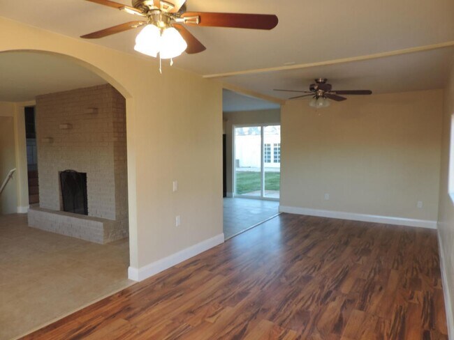 Building Photo - Dog Friendly - 4 Bedroom with Granite Counter tops.