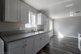 Building Photo - 1501 N Tonopah Dr