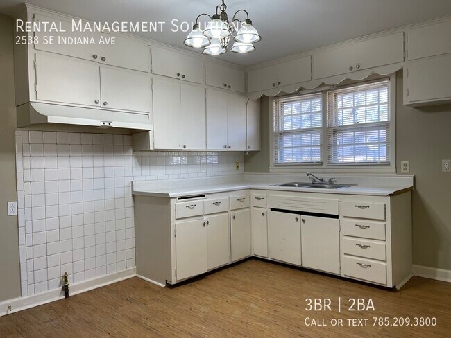 Building Photo - *FINISHED BASEMENT* 2538 SE Indiana Ave- 3...