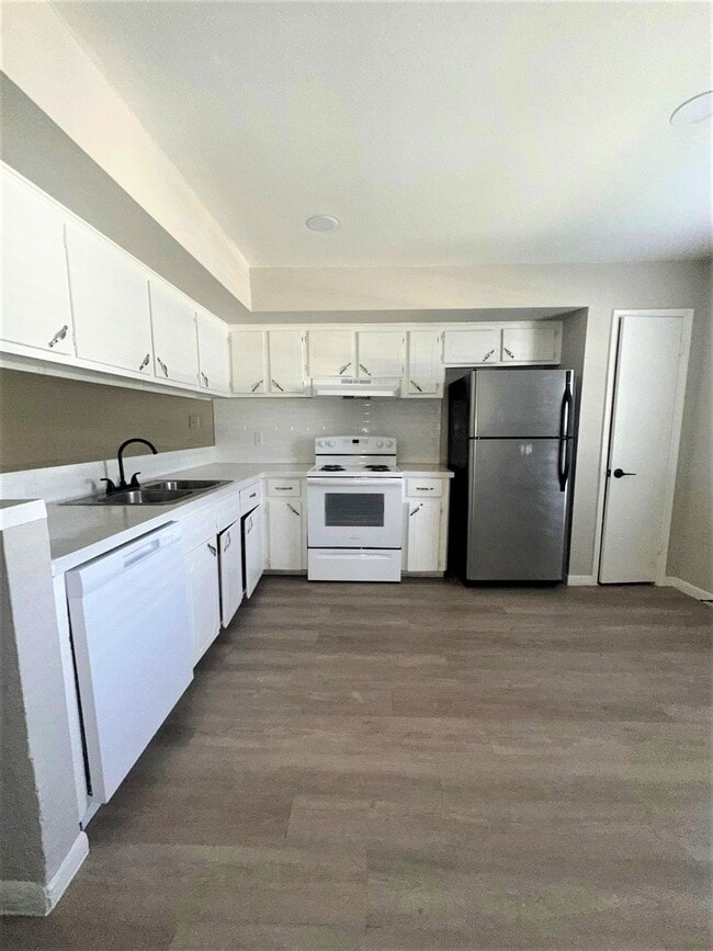 Building Photo - Hollyvale Apartments