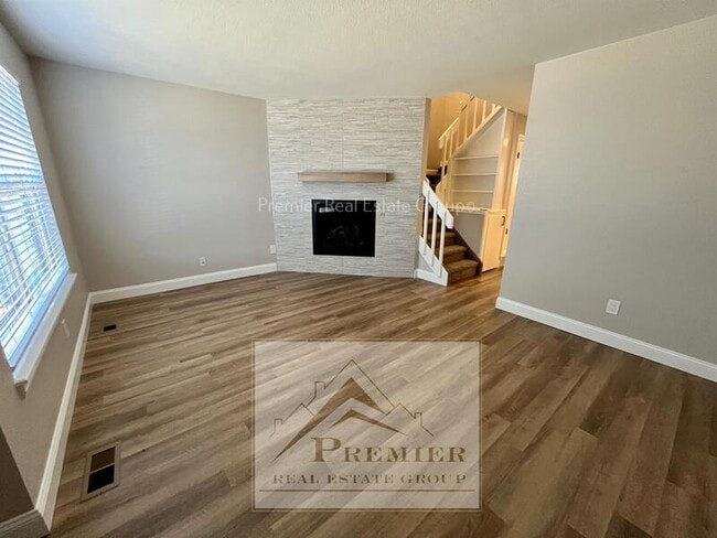Foto del edificio - 7905 Lexington Park Dr