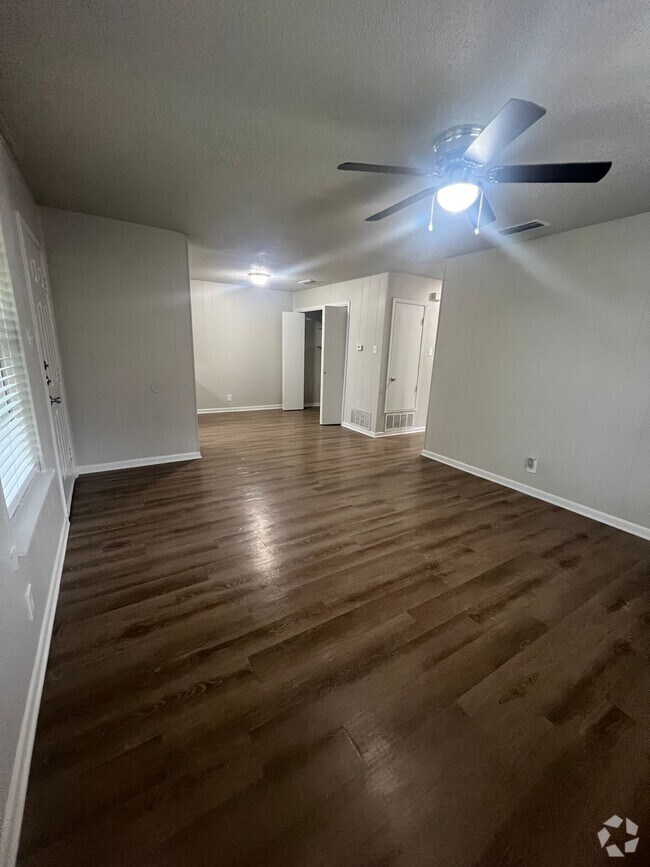 Building Photo - 3702 Robinhood Dr