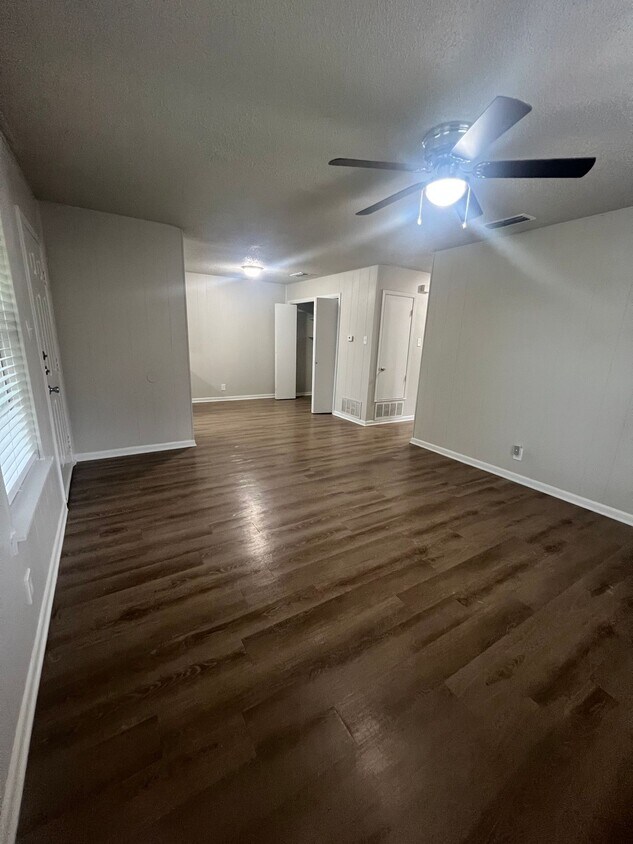 Foto principal - Renovated 2 Bed/1.5 Bath Duplex with Garage
