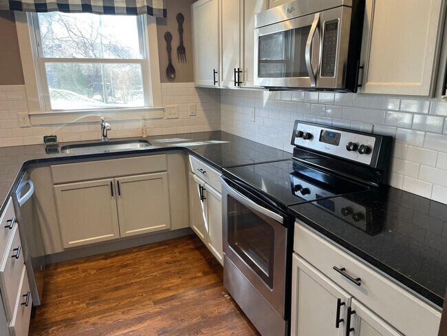Foto del edificio - OLD CHARM 3 bedroom/2 bath