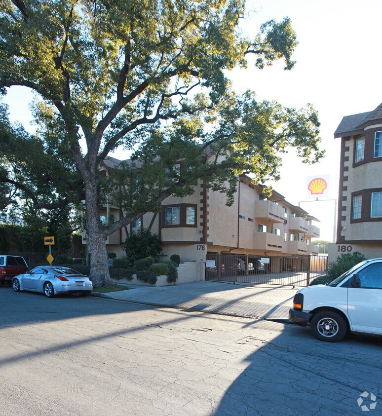 Primary Photo - 176 W Valencia Ave