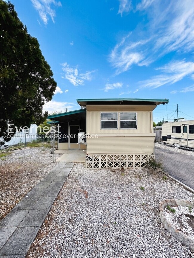 Building Photo - 2133 Melody Dr