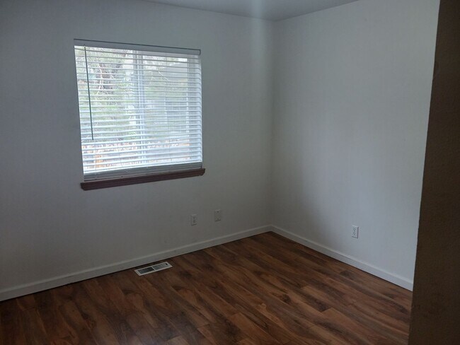 Building Photo - Fantastic 3 Bedroom House Great Location