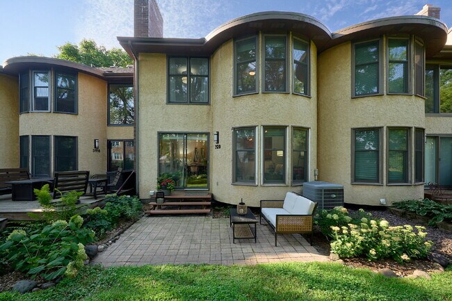 Foto del edificio - "Charming 3-Bed Townhouse with Scenic View...