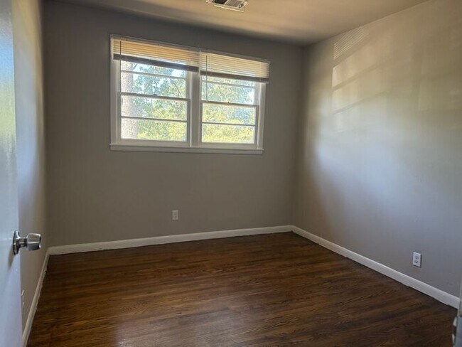 Building Photo - Remodeled Madison Brick Duplex!! 2/1 Large...