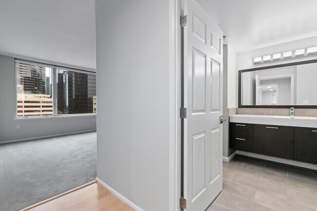 Foto del edificio - Luxury Executive Condo w/AC in the Heart o...