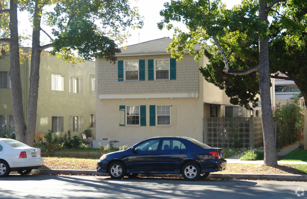 Building Photo - 905 S Chevy Chase Dr