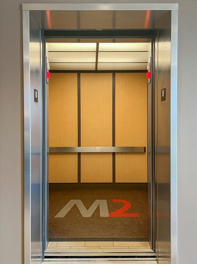 Foto del edificio - 3,400 SQFT CONDO IN DOWNTOWN CHAMPAIGN W/ ...