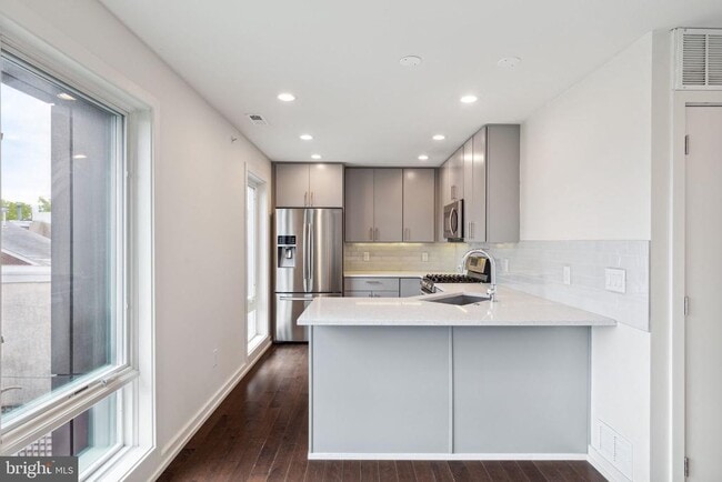Building Photo - 708 S Sartain St