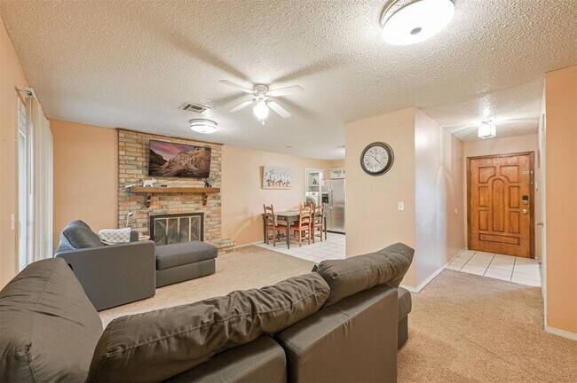 Building Photo - 1621 Kavel Dr