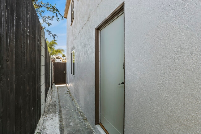 Private entrance - 610 E Fairview Blvd