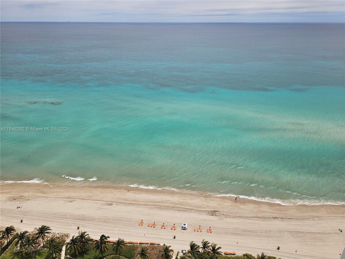 Foto principal - 19111 Collins Ave