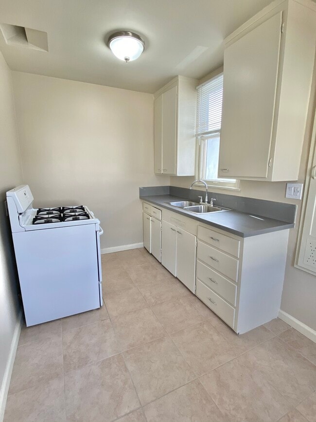 Kitchen with 30 inch gas range - 719 S Chapel Ave