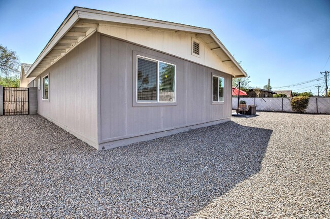 Foto del edificio - 820 W 9th St