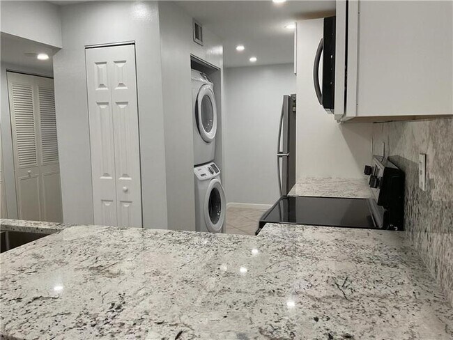 Foto del edificio - 6800 Cypress Rd