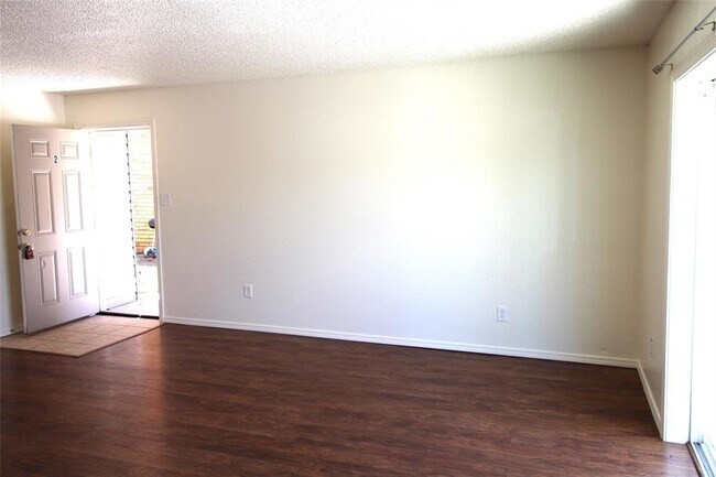 Foto del edificio - 1325 Glen Oaks Ct