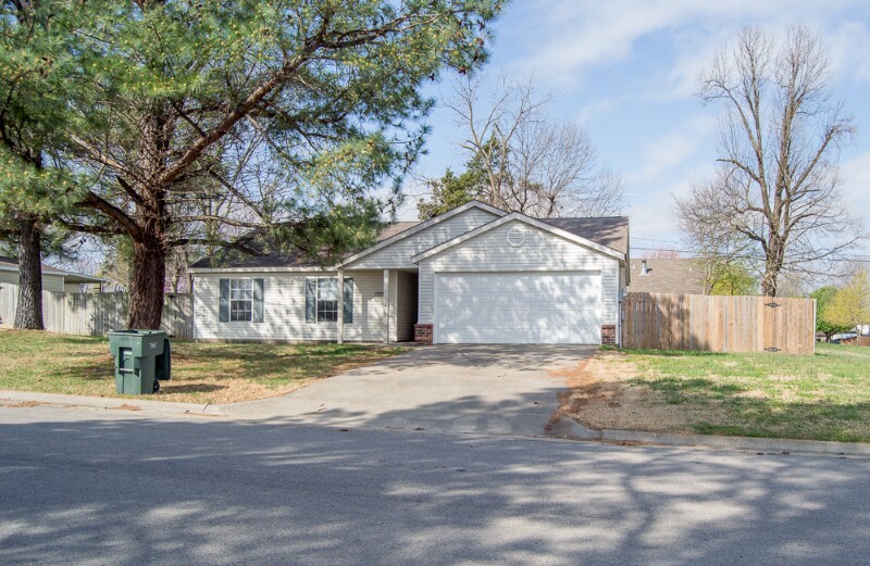 Foto principal - 1791 N Pine Crest Ave