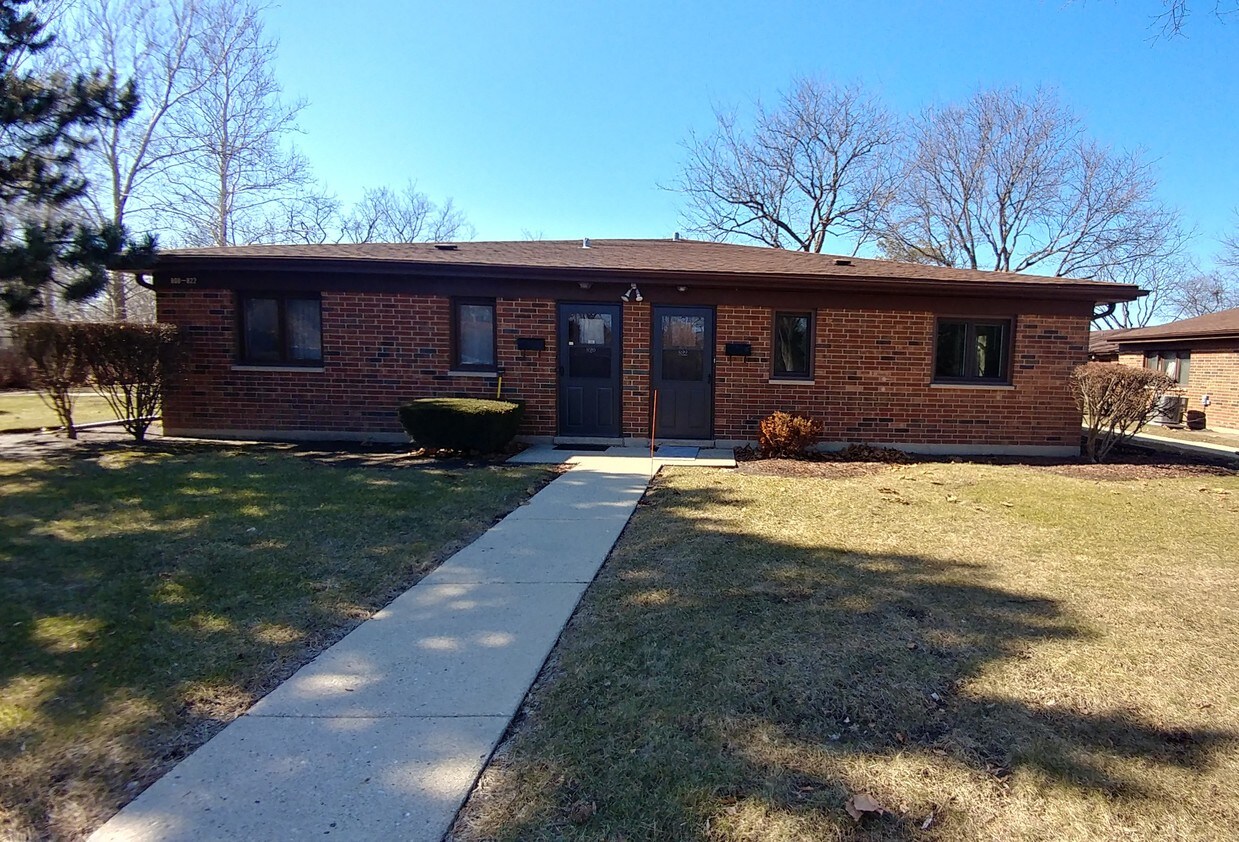 Front Entrance - 822 N Chicago Ave