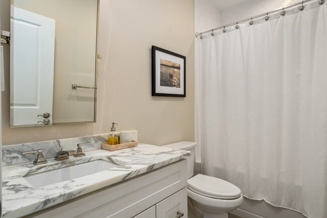 Building Photo - 2 G St