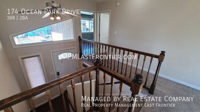 Building Photo - Stylish 3 Bedroom Townhome with a Fenced Y...