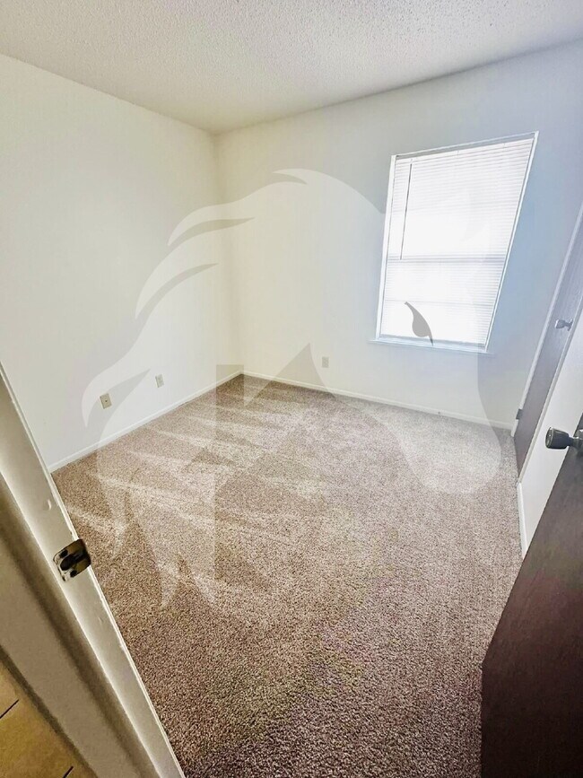 Foto del edificio - "Charming 3-Bed Home with Attached Garage ...