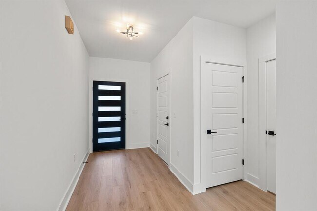 Building Photo - 8631 Bighorn Cir