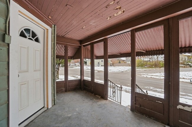 Building Photo - Four Bedroom House In Dayton!