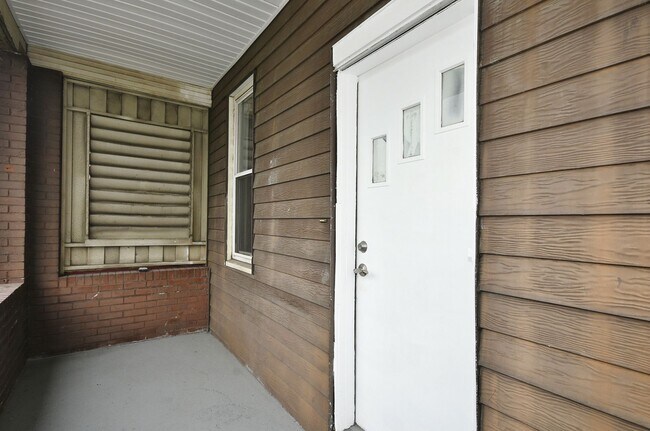Building Photo - 2 Bed 1 Bath House for Rent Featuring New ...