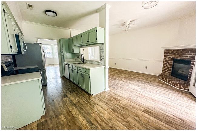 Building Photo - 904 S Lake Cir