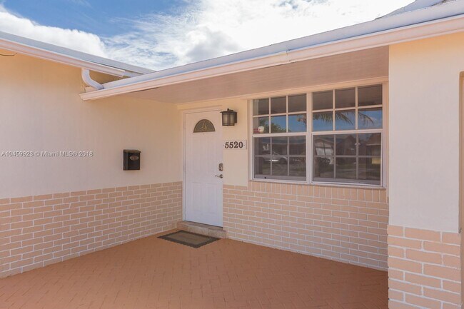 Foto del edificio - 5520 Hayes St