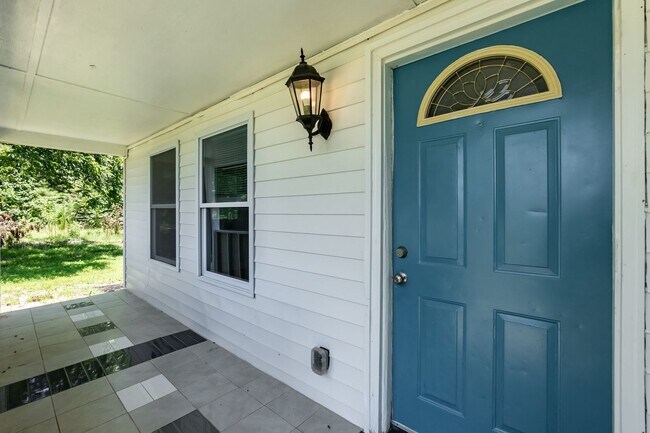 Building Photo - Three Bedroom Home!