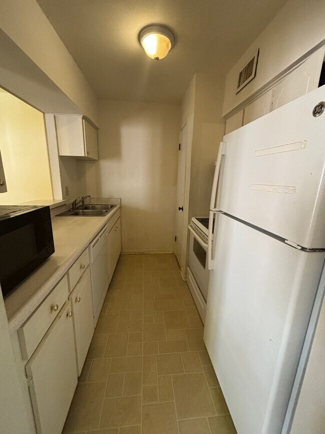 Foto del edificio - Fairfield Oaks 1 Bedroom Condo in South Highland - Water Included