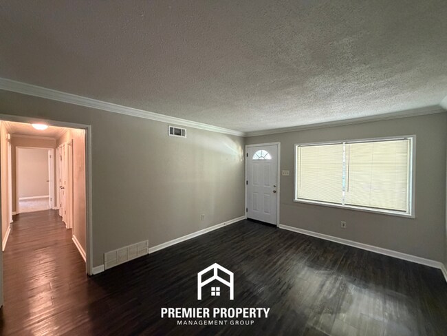 Foto del edificio - Charming 3BR/2BA East Memphis Home | 1,795 Sq Ft, Hardwood Floors & Fireplace