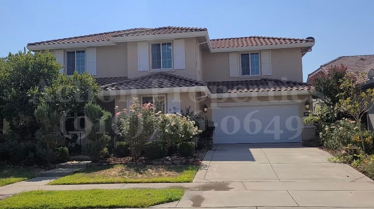 Foto principal - Two Story 5 Bedroom + Bonus Room 3 Bath - ...