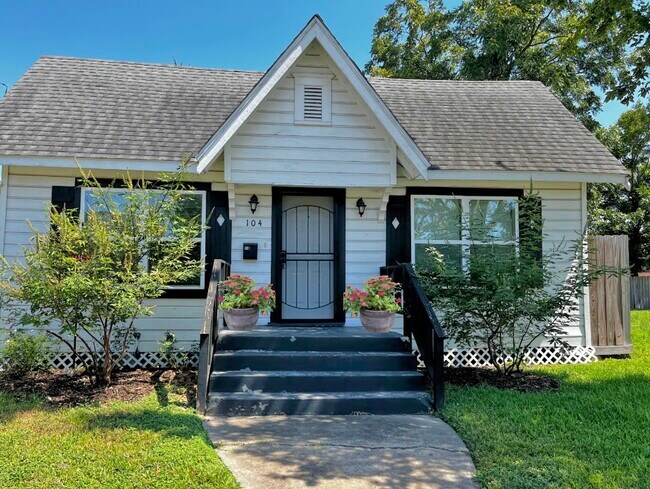 Building Photo - 104 N Eastwood St