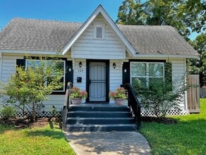 Building Photo - 104 N Eastwood St