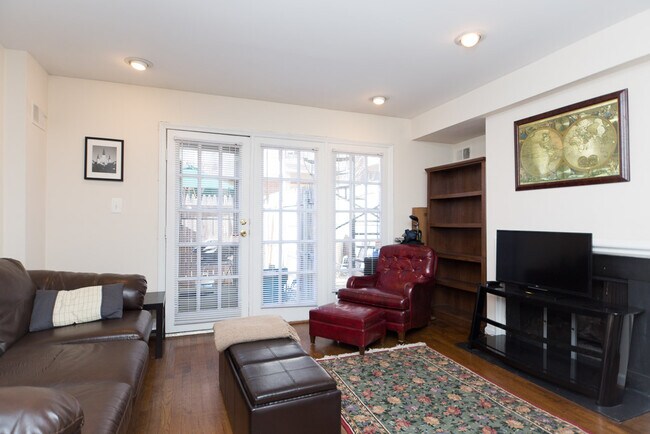 Foto del edificio - 4450 MacArthur Blvd NW