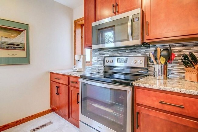 Building Photo - 12 Oak Grove Dr