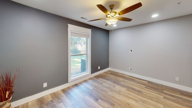 Foto del edificio - 1319 Forest Ave