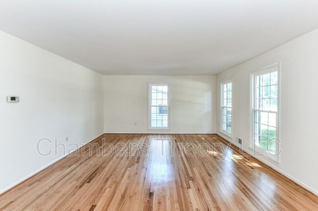 Photo - 5012 Sideburn Rd House