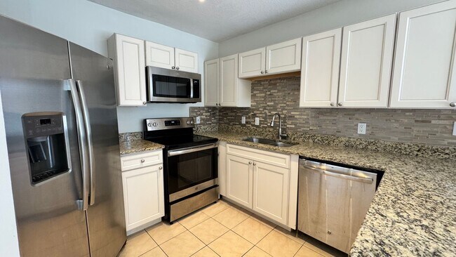 Building Photo - Beautiful 2/2 second floor condo in The Pa...