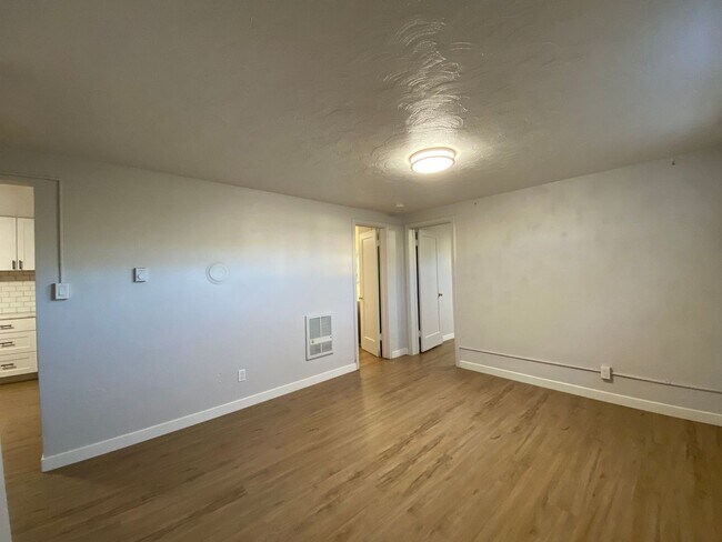Foto del edificio - Remodeled Basement Apartment