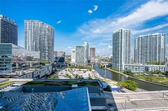 Foto del edificio - 68 SE 6th St